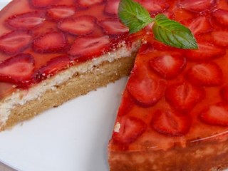 Клубничный пирог с творожной начинкой