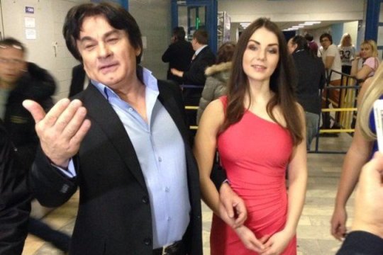 62-летний Александр Серов показал всем свою 17-летнюю любовницу