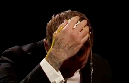 Дэвид Бекхэм разбил сырое яйцо о голову в прямом эфире