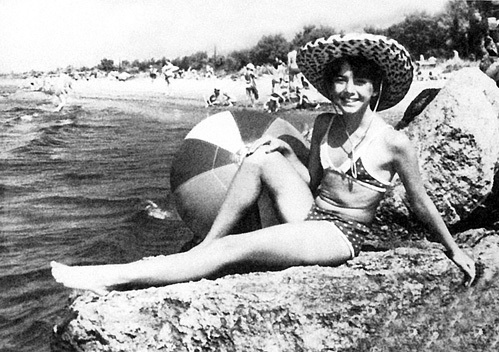 В интернете появились детские фото Жанны Фриске