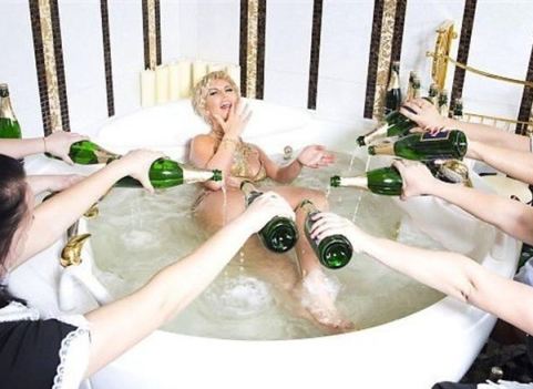 Камалия в ванне с шампанским