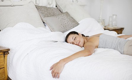 Сон на животе: вредно или нет?