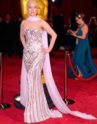 Леди Гага впервые вышла в свет в элегантном наряде