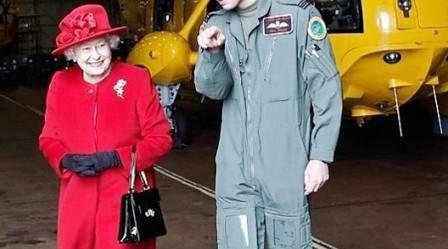 Елизавета II подарила внуку Уильяму личный вертолет