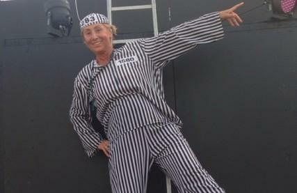 Жена Прохора Шаляпина гуляет в тюремной робе