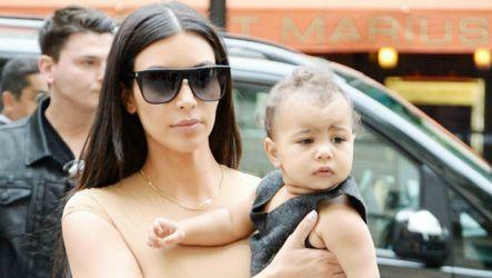 Дочь Ким Кардашьян уже делает свои первые шаги