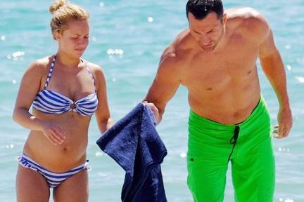 Хайден Панеттьери показала округлившийся животик