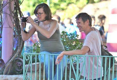 Беременная Милла Йовович отдыхает в Диснейленде